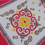 Fata de masa in cruciulite