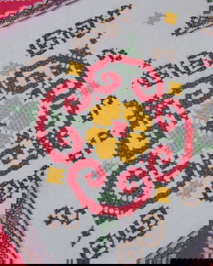 Fata de masa in cruciulite