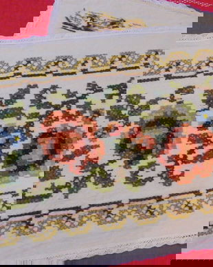 Fata de masa cu trandafiri