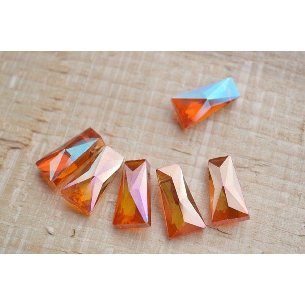 Pandantiv trapezoidal,sticla, fatetat, rosu portocaliu AB ,20x11mm Cod : GSLAK 133