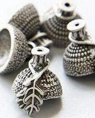 9074 - (2buc) Charms / capacele cu agatatoare, placat cu argint, aspect vintage, capacele de ghinda, stejar