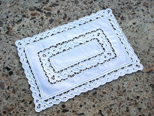 Broderie alba