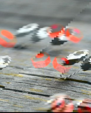 Cercei rosii din creioane colorate, Cercei mici rosii, Cercei din argint, Cercei din creioane colorate, Creioane si rasina, Cercei mici cu surub, Cercei - LUDIC 18