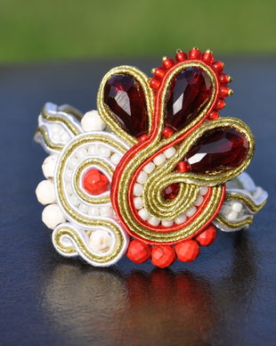 Bratara soutache alb-auriu-rosu