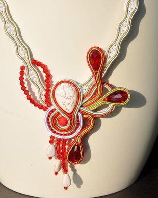 Colier soutache cristale rosii