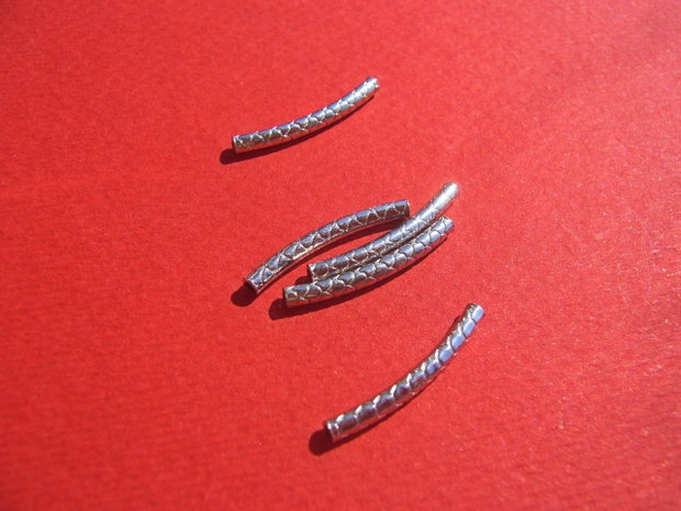 Tub din argint rodiat usor arcuit si stantat cu model aprox 2x20 mm