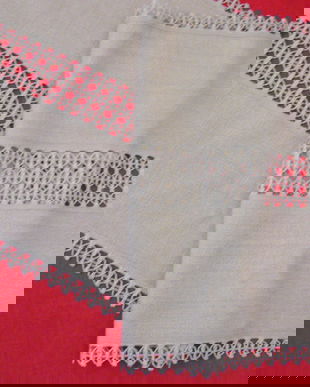 Fata de masa cu dantela