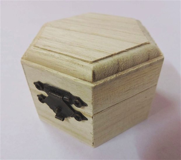 Cutiuta din lemn hexagonala 7 x 4 cm- 355231