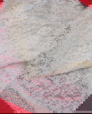 Fata de masa din dantela