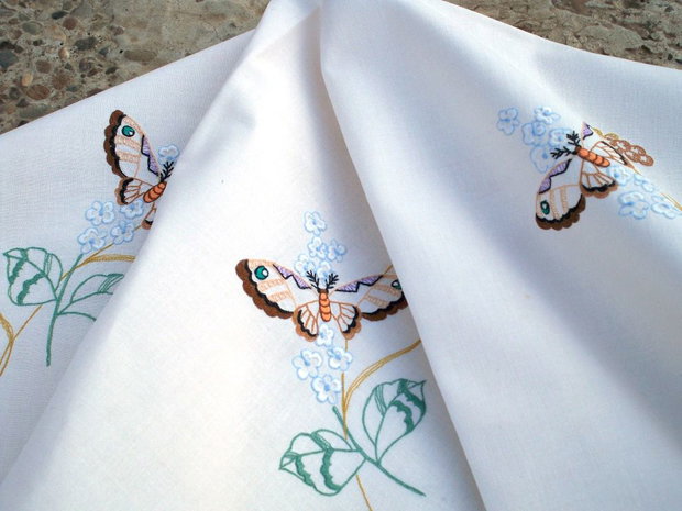 Broderie cu fluturi