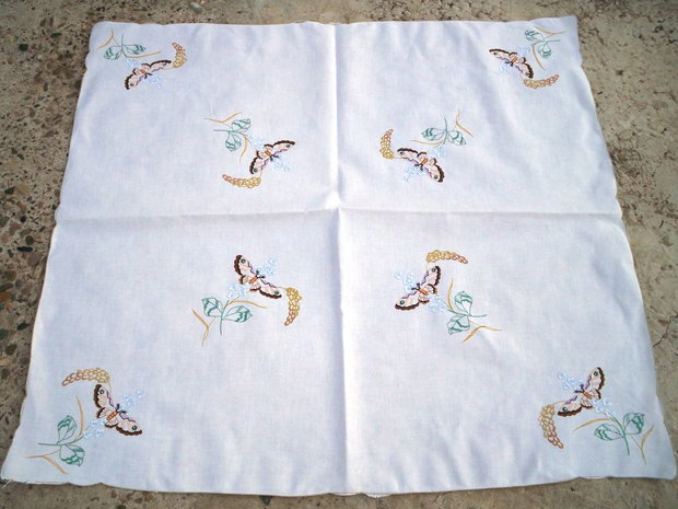Broderie cu fluturi