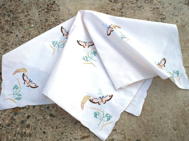 Broderie cu fluturi