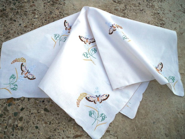 Broderie cu fluturi