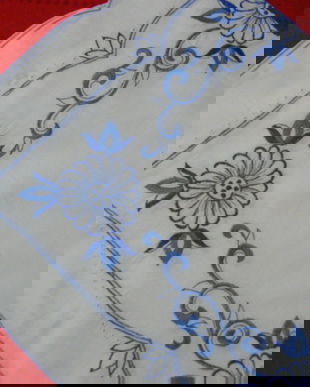 Fata de masa cu broderie albastra