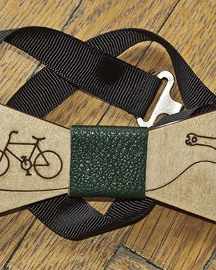 papion din lemn "cu bicicleta la mare"