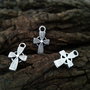 Charm zamak cruciulita gravata, 14x10mm Cod :  SALAK 260