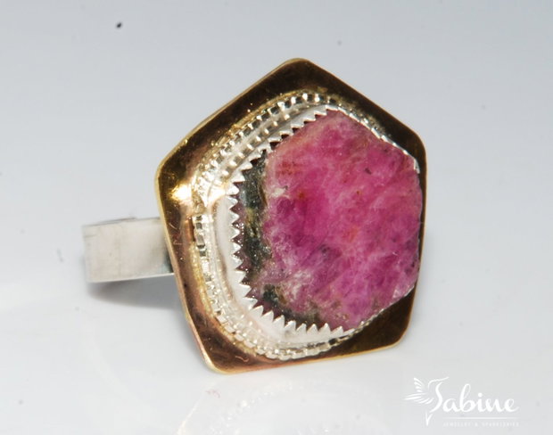 Inel argint şi alamă, cu radacină de rubin, brut, pentagonal