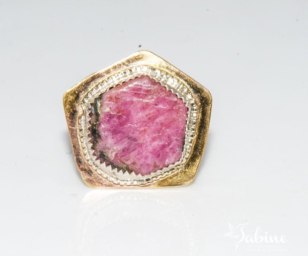 Inel argint şi alamă, cu radacină de rubin, brut, pentagonal