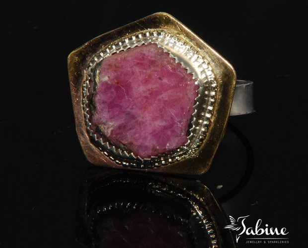 Inel argint şi alamă, cu radacină de rubin, brut, pentagonal
