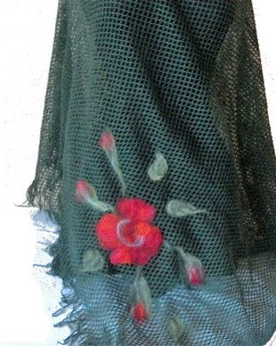 Poncho cu trandafiri de lana si matase naturala impasliti