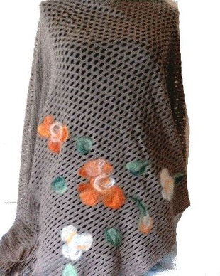 Poncho de lana merino cu aplicatie de flori de lana impaslite