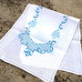 Broderie bleu