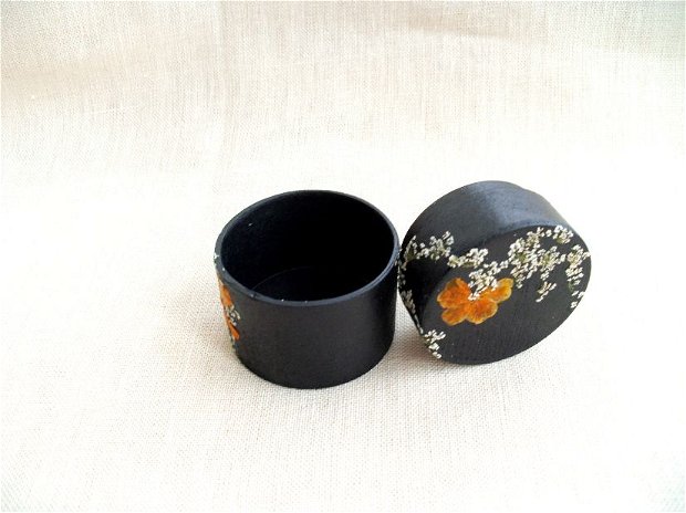 Cutie neagra cu flori orange , Cutie cu flori presate Cutie pentru bijuterii