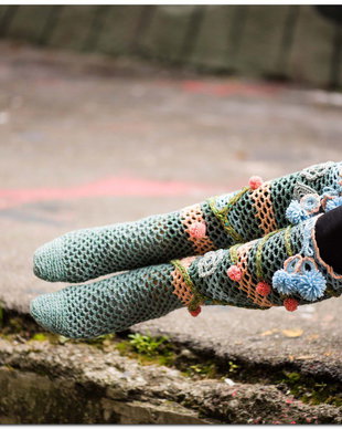 ciorapi crosetati , colorati , accesorizati