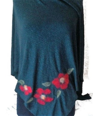 Poncho cu aplicatie de flori de lana si matase naturala impaslite