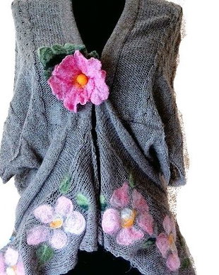 Cardigan cu ghirlanda de flori impaslite