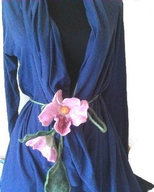 Cardigan asimetric cu flori de lana impaslite