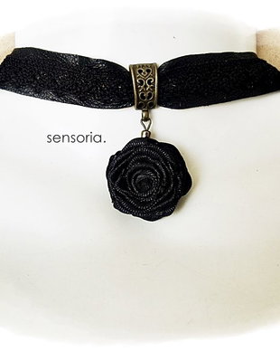 set satin black rose