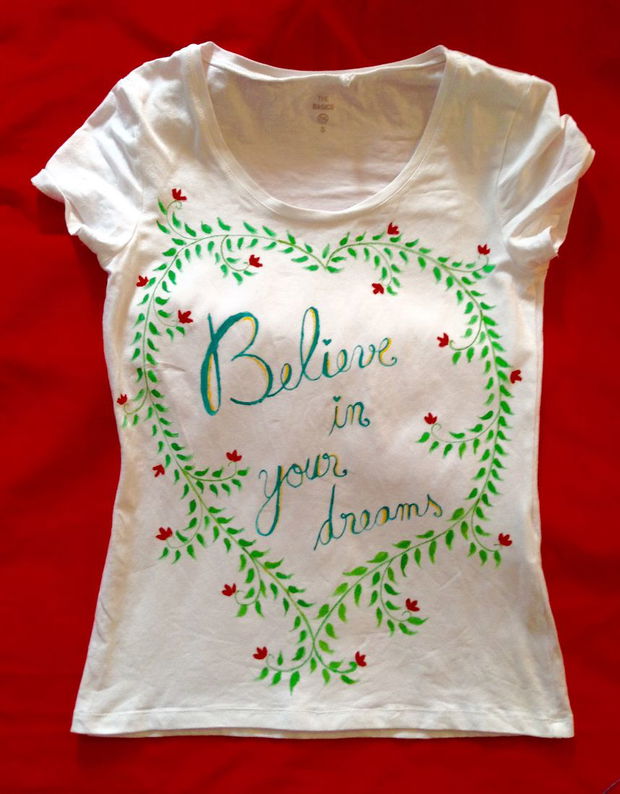 Tricou pictat Believe in your dreams