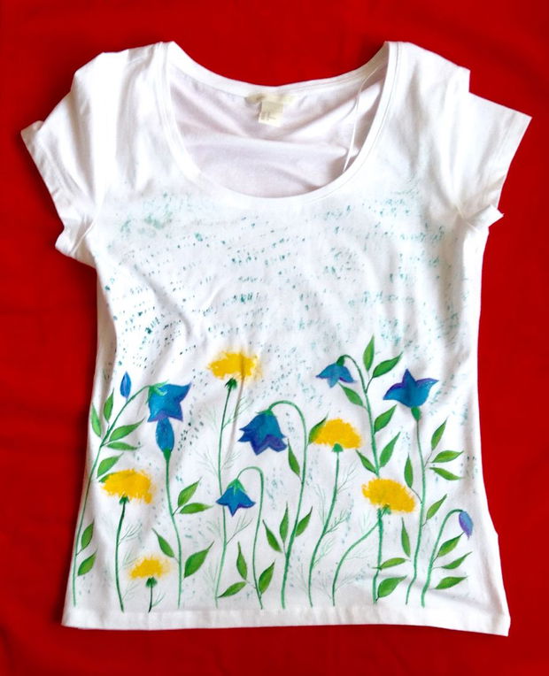 Tricou pictat model flori de camp