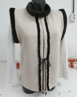 Vesta din tricot cu blana