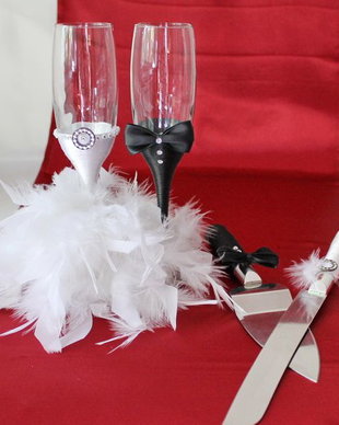 Pahare nunta cu pene si set tort, Set pentru tort si pahare nunta decorate, Pahare nunta mire mireasa si set tort cu pene