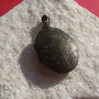 Locket finisaj bronz antichizat aprox 10x27x38 mm (51 mm cu agatatoarea)