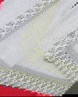 Fata de masa cu dantela