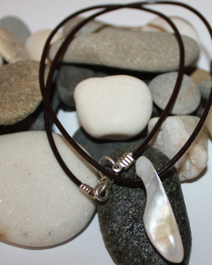 colier din piele cu piatra de sidef tip choker/pandantiv din sidef pe snur depiele naturala