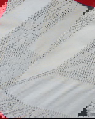 Fata de masa cu dantela