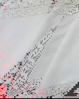 Fata de masa cu dantela