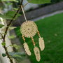 Dreamcatcher prinzator de vise brodat accesorizat cu margele din lemn si un stras