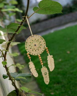 Dreamcatcher prinzator de vise brodat accesorizat cu margele din lemn si un stras