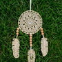 Dreamcatcher prinzator de vise brodat accesorizat cu margele din lemn si un stras