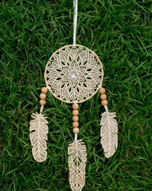 Dreamcatcher prinzator de vise brodat accesorizat cu margele din lemn si un stras