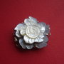 Inchizatoare ornamentala pentru 3 siruri din metal argintiu cu floare in 3 straturi din sidef alb - gri