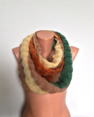 Rezervat Fular circular tricotat manual mohair lana cowl infinity fular in dungi verde crem bej caramiziu