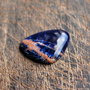 Cabochon  Sodalit natural  -  triunghi rotunjit