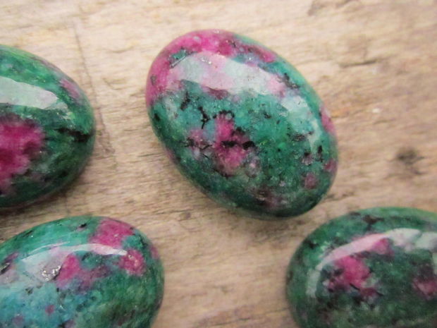 Cabochon ruby in zoisite 25x18 mm