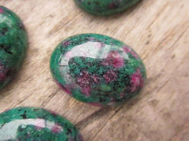 Cabochon ruby in zoisite 25x18 mm